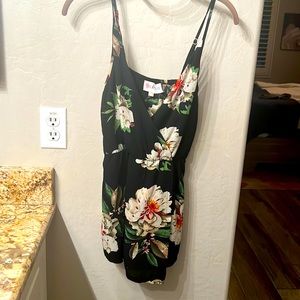 Super cute romper-runs small